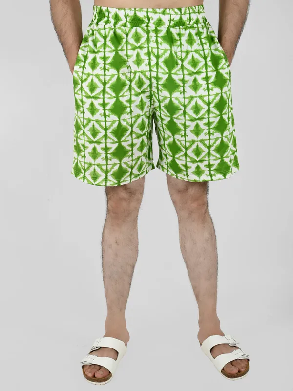 Green_Geometric_Printed_Regular_Shorts_for_Men