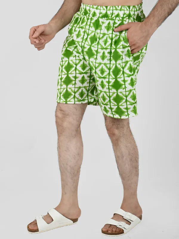Green_Geometric_Printed_Regular_Shorts_for_Men