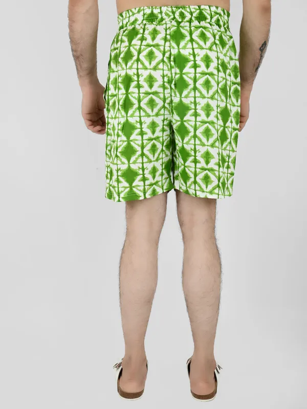 Green_Geometric_Printed_Regular_Shorts_for_Men