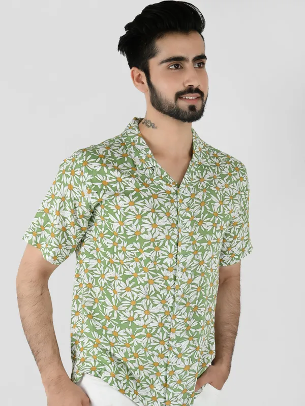 Green_Daisy_Dee_Printed_Regular_fit_Collared_Casual_Shirt_for_Men