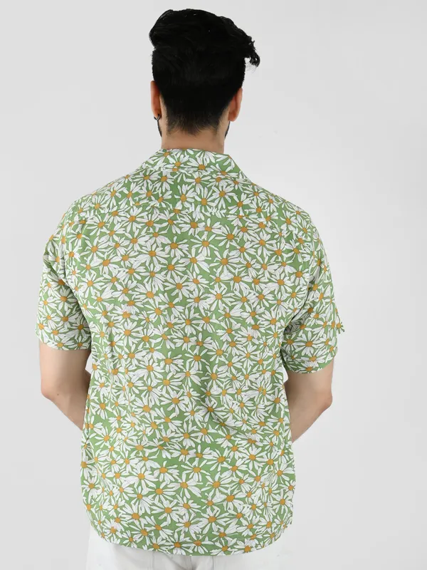 Green_Daisy_Dee_Printed_Regular_fit_Collared_Casual_Shirt_for_Men