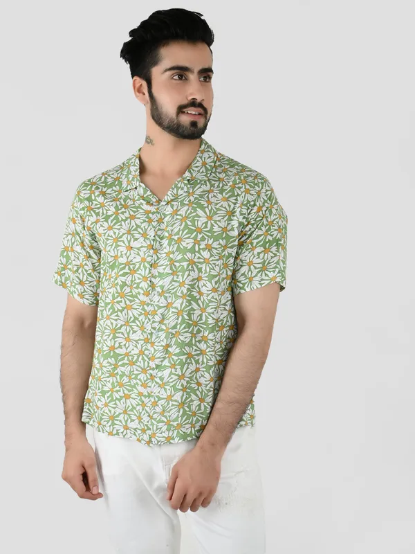 Green_Daisy_Dee_Printed_Regular_fit_Collared_Casual_Shirt_for_Men