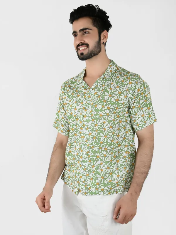 Green_Daisy_Dee_Printed_Regular_fit_Collared_Casual_Shirt_for_Men