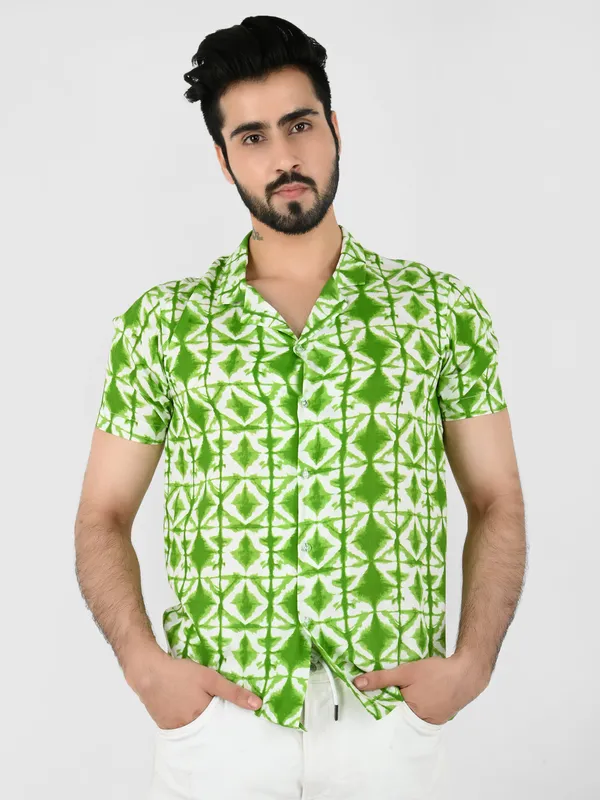 Green_Geometric_Printed_Regular_fit_Collared_Casual_Shirt_for_Men