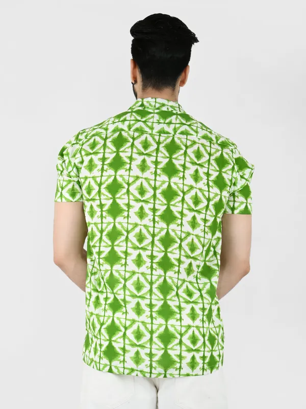 Green_Geometric_Printed_Regular_fit_Collared_Casual_Shirt_for_Men
