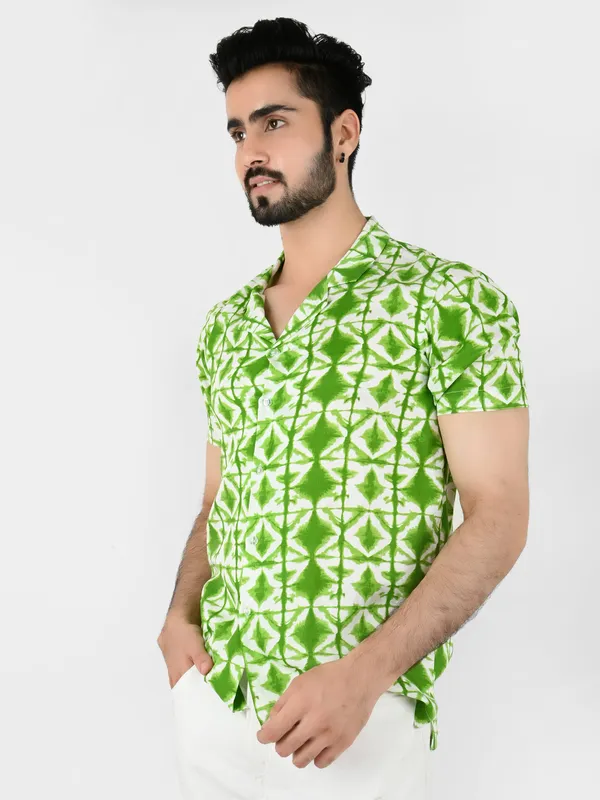 Green_Geometric_Printed_Regular_fit_Collared_Casual_Shirt_for_Men
