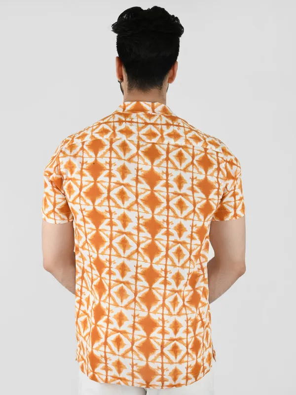 Mustard_Geometric_Printed_Regular_fit_Collared_Casual_Shirt_for_Men