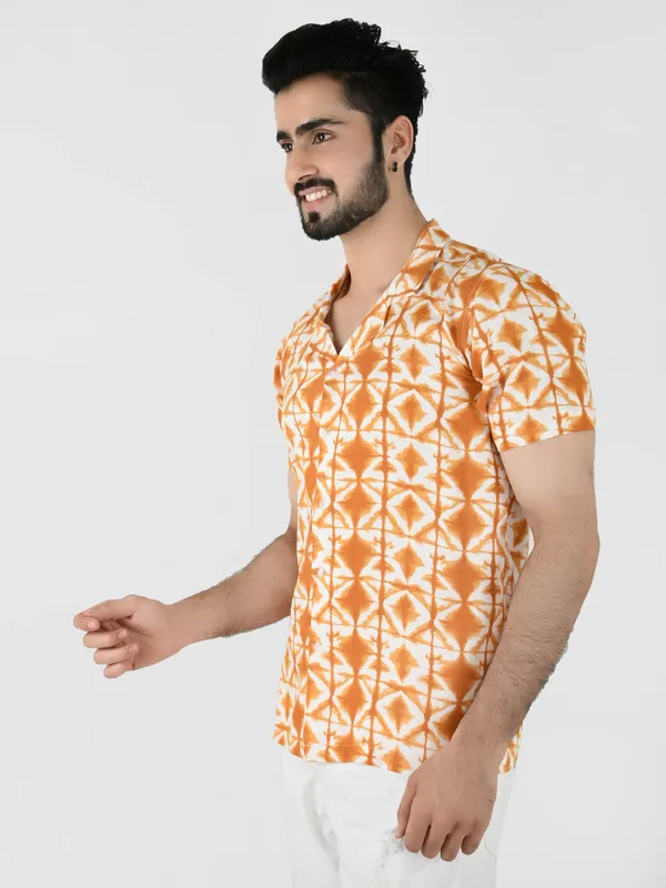 Mustard_Geometric_Printed_Regular_fit_Collared_Casual_Shirt_for_Men