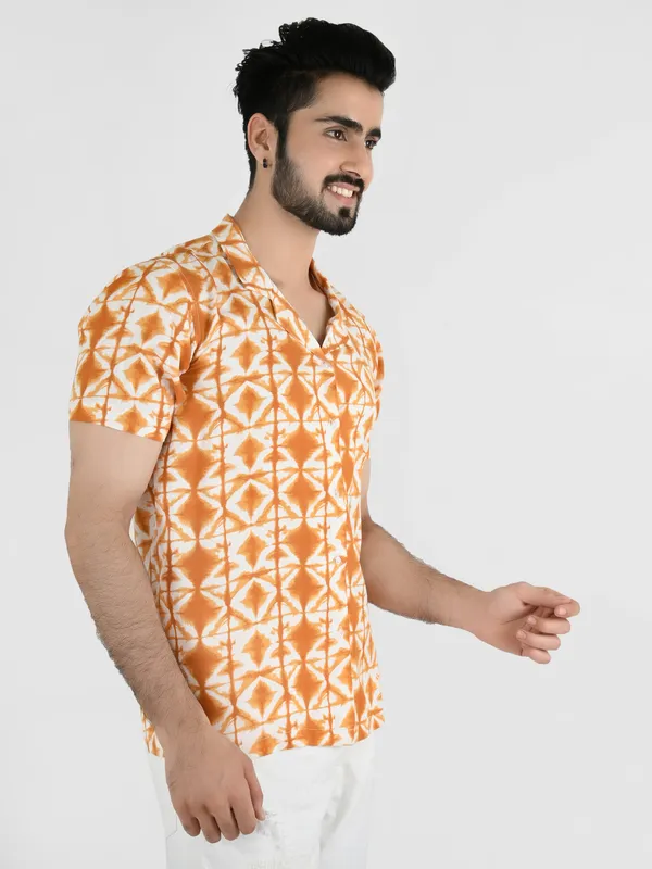 Mustard_Geometric_Printed_Regular_fit_Collared_Casual_Shirt_for_Men