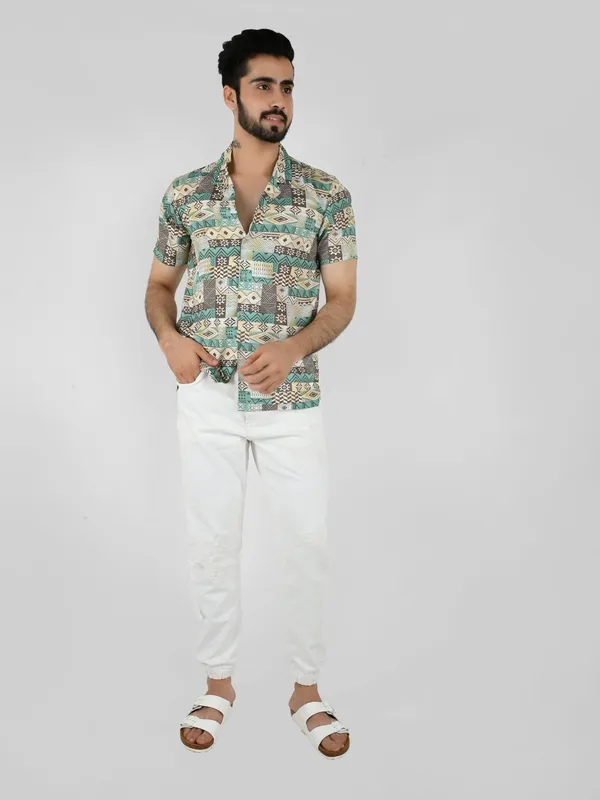 Green_&_White_Paisley_Printed_Regular_fit_Collared_Casual_Shirt_for_Men