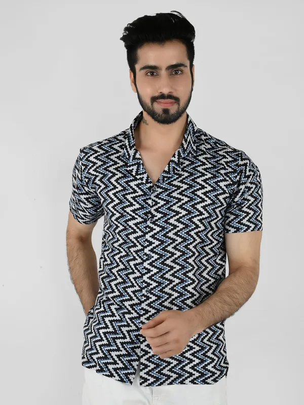 Blue_&_White_Zig-Zag_Printed_Regular_fit_Collared_Casual_Shirt_for_Men