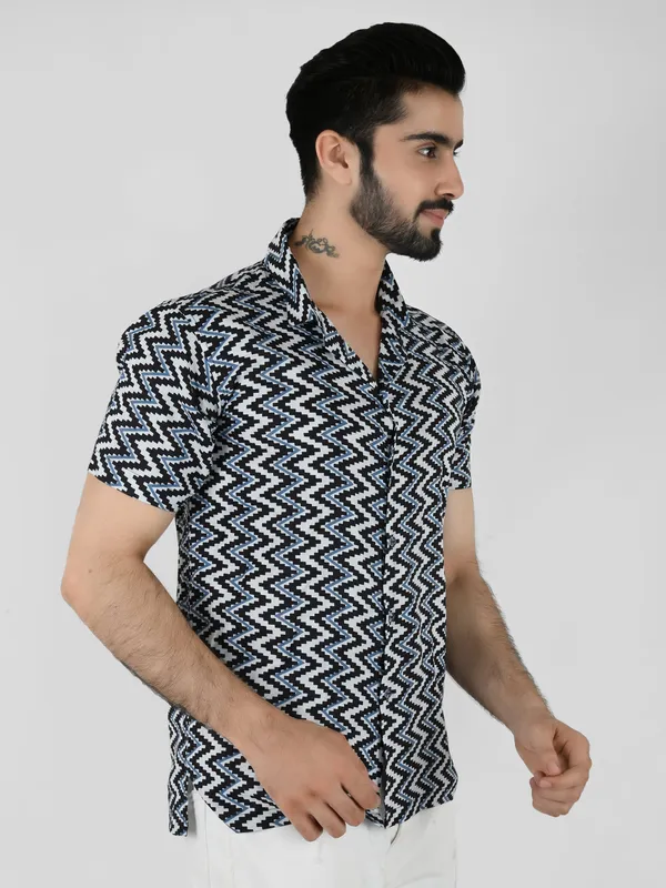 Blue_&_White_Zig-Zag_Printed_Regular_fit_Collared_Casual_Shirt_for_Men