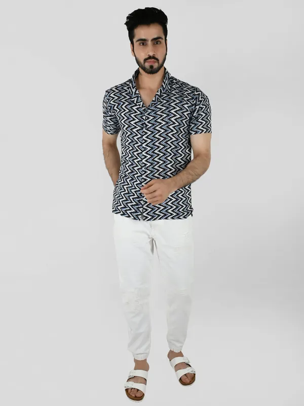 Blue_&_White_Zig-Zag_Printed_Regular_fit_Collared_Casual_Shirt_for_Men