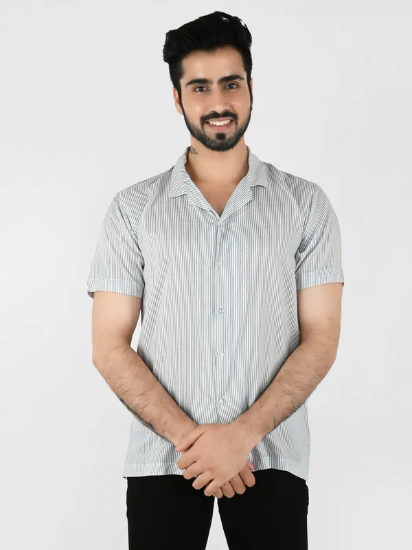 Blue_Stripes_Printed_Regular_fit_Collared_Casual_Shirt_for_Men