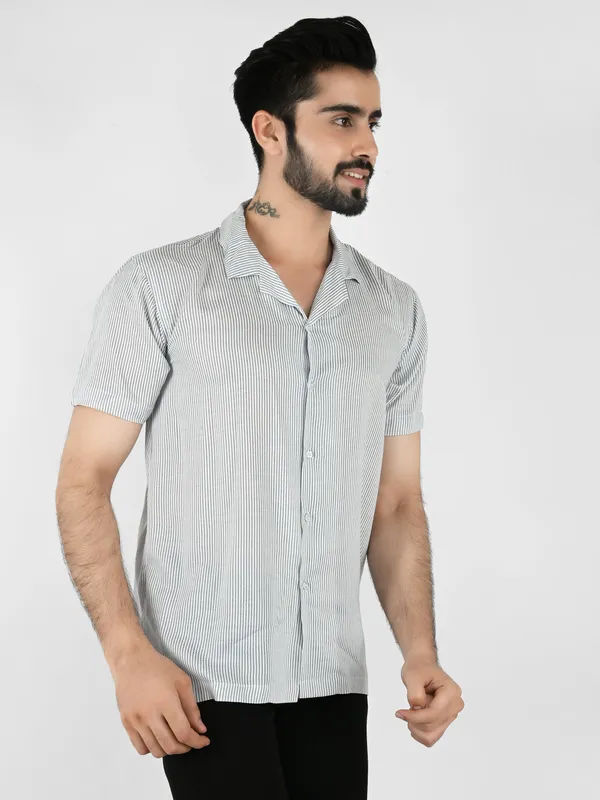 Blue_Stripes_Printed_Regular_fit_Collared_Casual_Shirt_for_Men