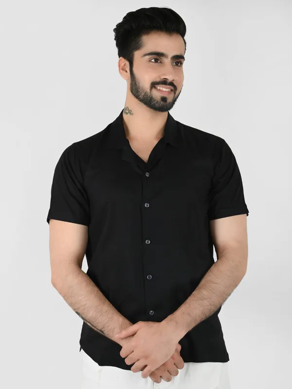 Black_Solid__Regular_fit_Collared_Casual_Shirt_for_Men