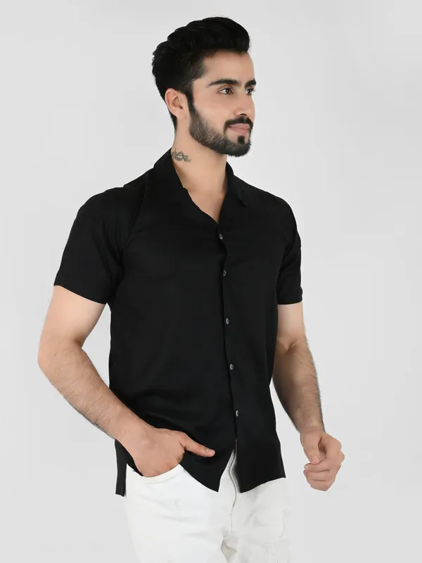Black_Solid__Regular_fit_Collared_Casual_Shirt_for_Men
