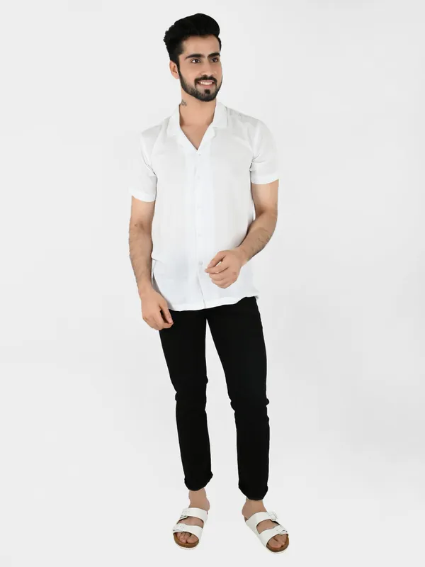 Men_White_Solid_Regular_fit_Collared_Casual_Shirt_for_Men
