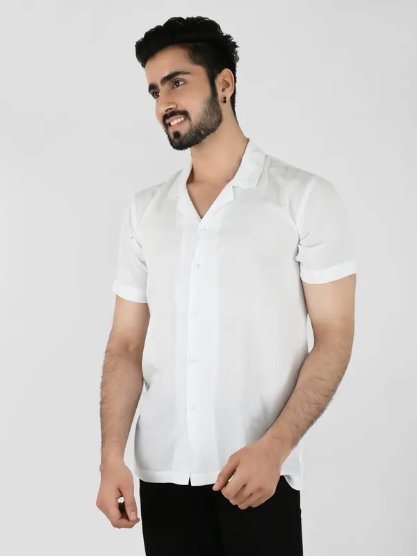 Men_White_Solid_Regular_fit_Collared_Casual_Shirt_for_Men