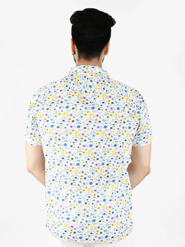 White_Floral_Printed_Regular_fit_Collared_Casual_Shirt_for_Men