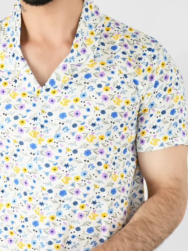 White_Floral_Printed_Regular_fit_Collared_Casual_Shirt_for_Men