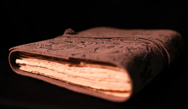 Florentine_Grace_–_Embossed_Leather_Journal
