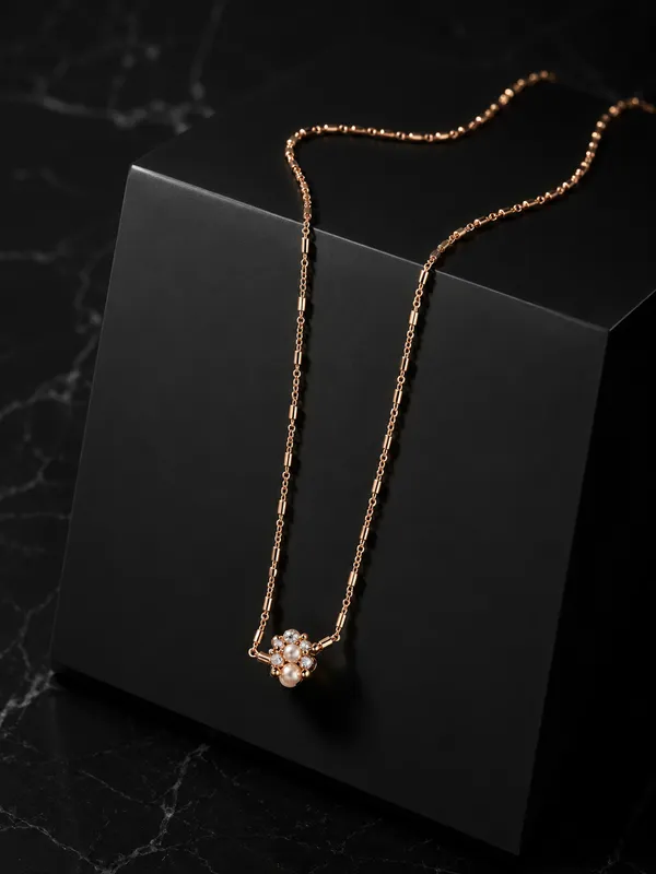 A_delicate_dual-tone_chain_with_a_mesmerizing_tassel_drop_�_perfect_for_everyday_elegance