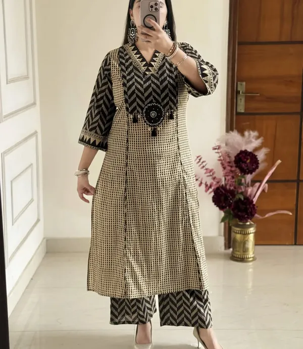 Pretty_Libas__black_and_white_charvi_petite_women_kurta_set_a_printed,_V-neck_cotton_kurta_with_matching_pants