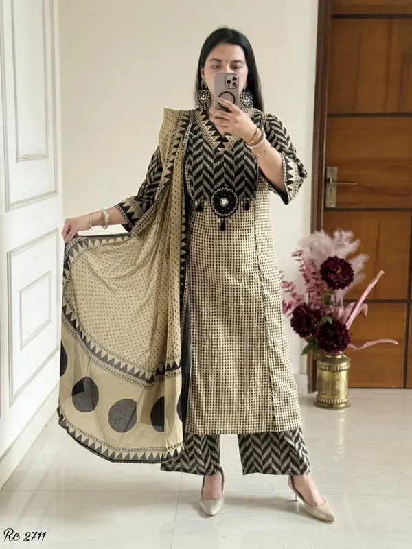 Pretty_Libas__black_and_white_charvi_petite_women_kurta_set_a_printed,_V-neck_cotton_kurta_with_matching_pants