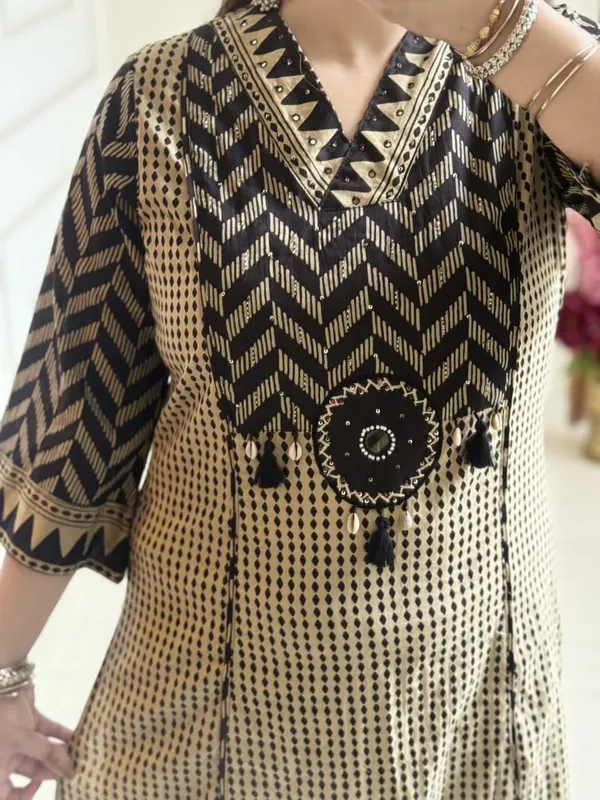 Pretty_Libas__black_and_white_charvi_petite_women_kurta_set_a_printed,_V-neck_cotton_kurta_with_matching_pants