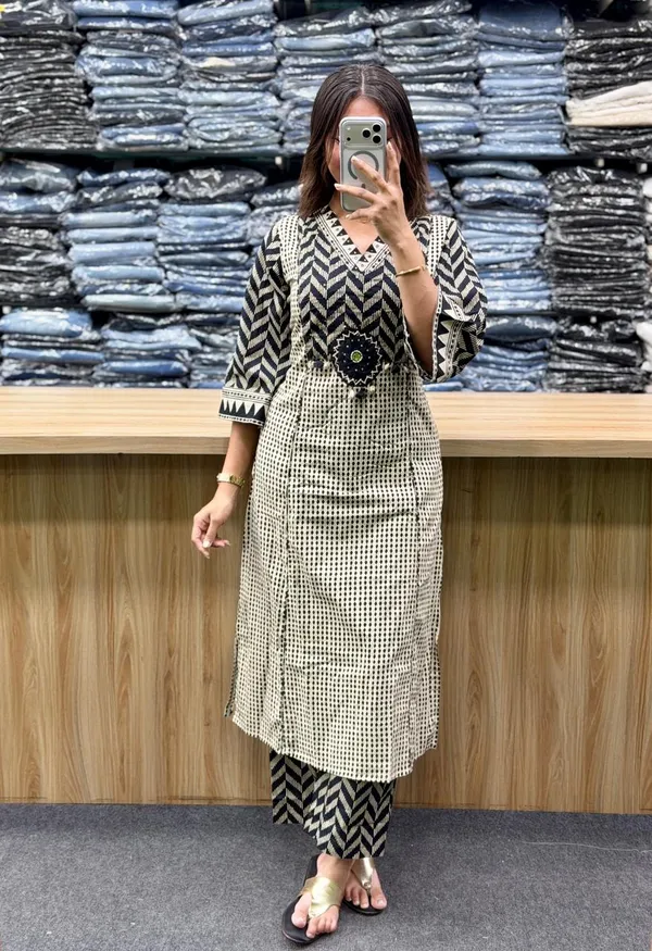 Pretty_Libas__black_and_white_charvi_petite_women_kurta_set_a_printed,_V-neck_cotton_kurta_with_matching_pants