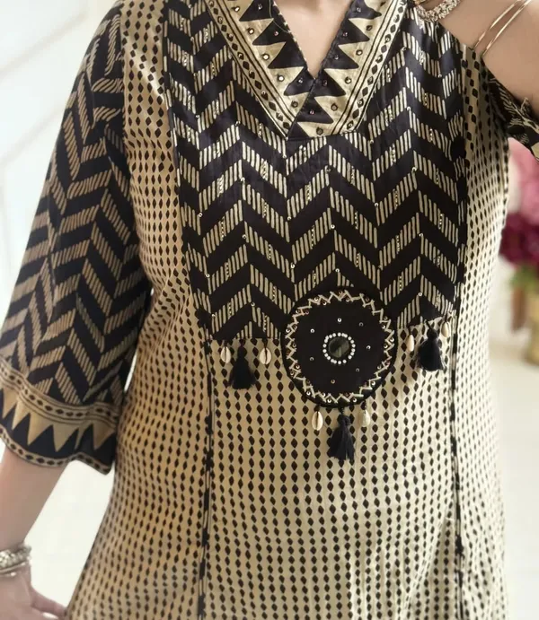Pretty_Libas__black_and_white_charvi_petite_women_kurta_set_a_printed,_V-neck_cotton_kurta_with_matching_pants