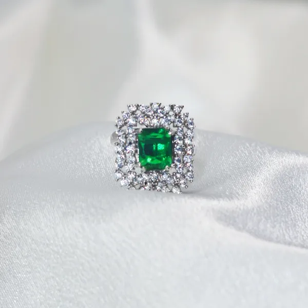 Silver_&_Green_Emerald_Halo_AAA_Grade_American_Diamond_Rhodium_Plating_Ring