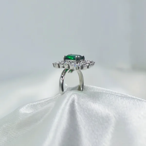 Silver_&_Green_Emerald_Halo_AAA_Grade_American_Diamond_Rhodium_Plating_Ring