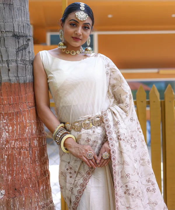 Cream_Pure_Soft_Silk_Saree_With_Beautiful_Thread_Handwork_With_Elegant_Floral_Design_With_Cutwork_Border_And_Elegant_Design_All_Over_Saree