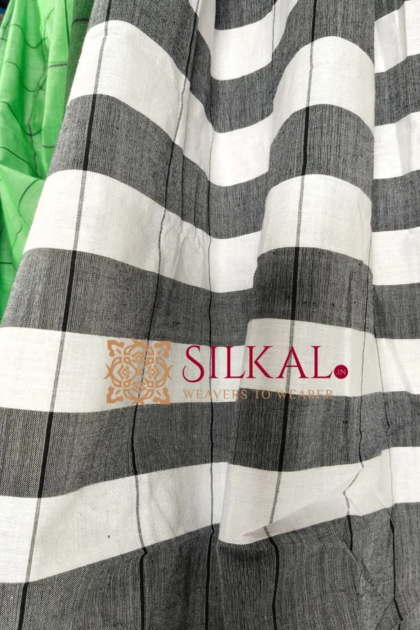 Patteda_Anchu_Checks_With_Plain_Border_Saree_Code-_SKL03301