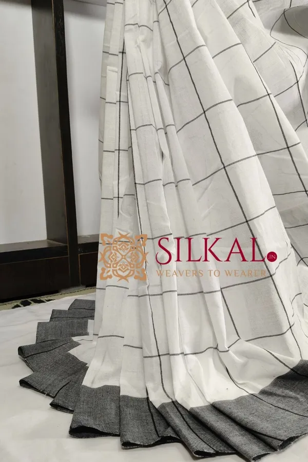 Patteda_Anchu_Checks_With_Plain_Border_Saree_Code-_SKL03302
