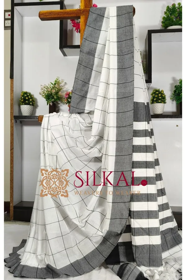 Patteda_Anchu_Checks_With_Plain_Border_Saree_Code-_SKL03302