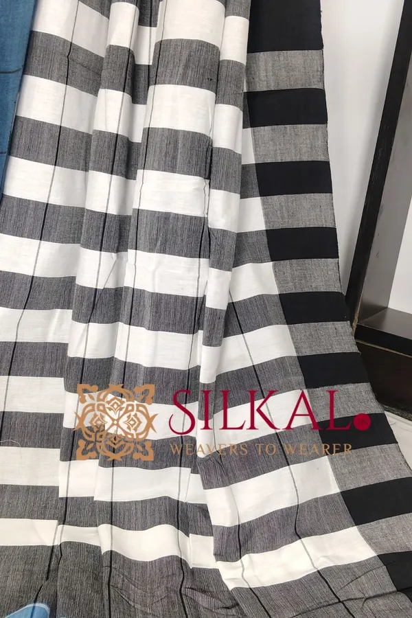 Patteda_Anchu_Checks_With_Plain_Border_Saree_Code-_SKL03346