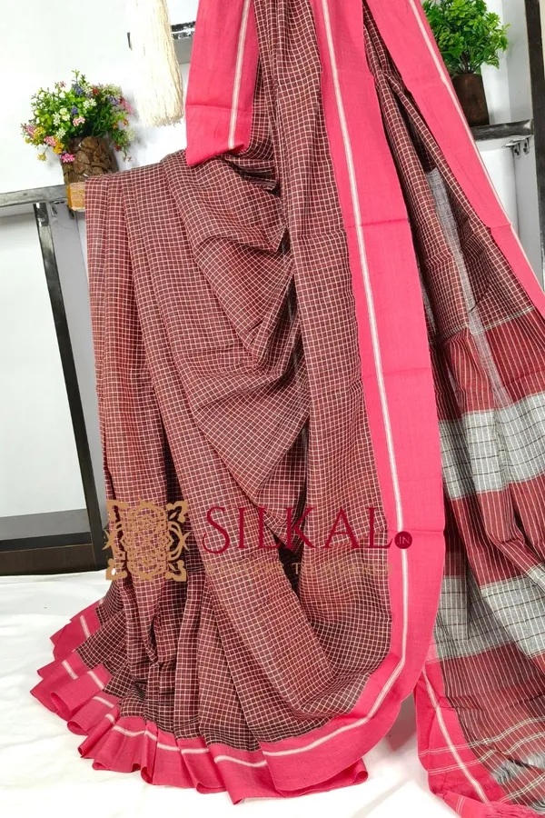 Patteda_Anchu_Checks_With_Plain_Border_Saree_Code-_SKL03578