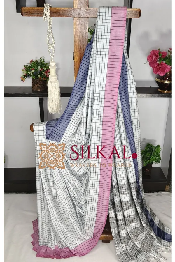 Patteda_Anchu_Checks_With_Plain_Border_Saree_SKL03683