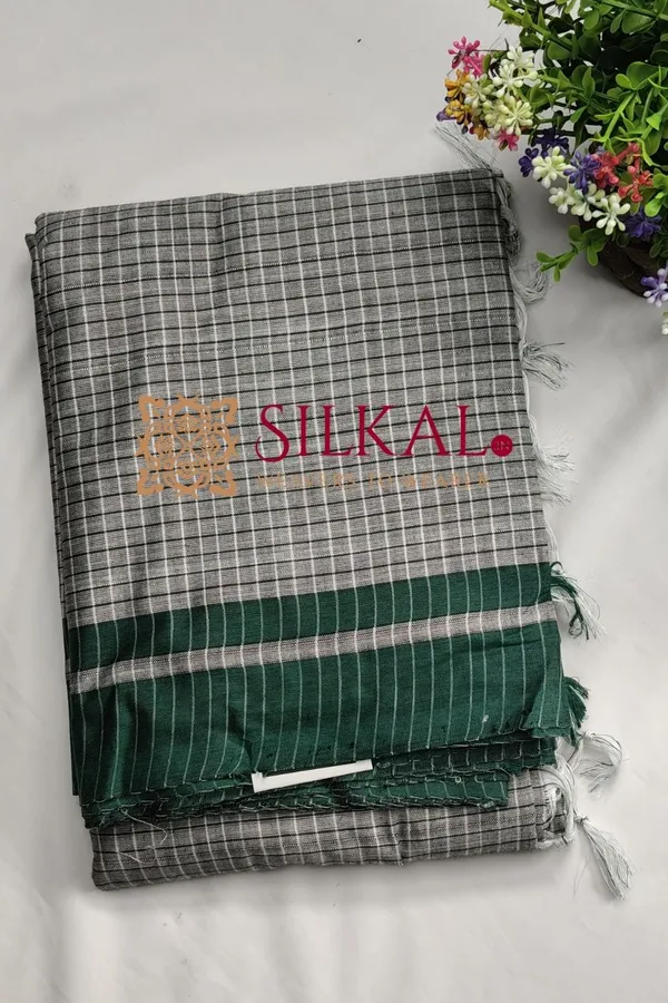 Patteda_Anchu_Checks_With_Plain_Border_Saree_SKL03684