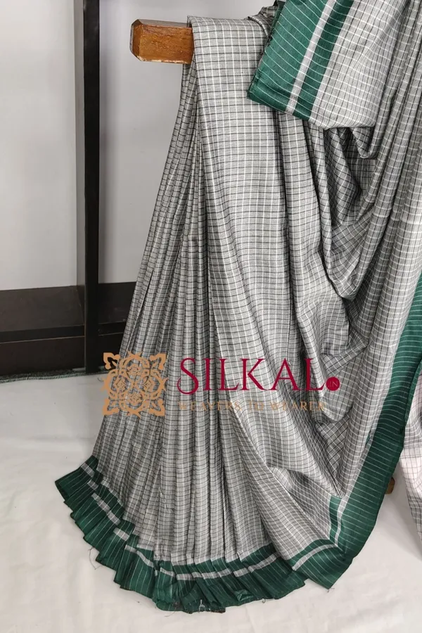 Patteda_Anchu_Checks_With_Plain_Border_Saree_SKL03684