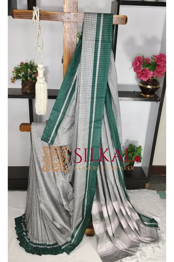 Patteda_Anchu_Checks_With_Plain_Border_Saree_SKL03684