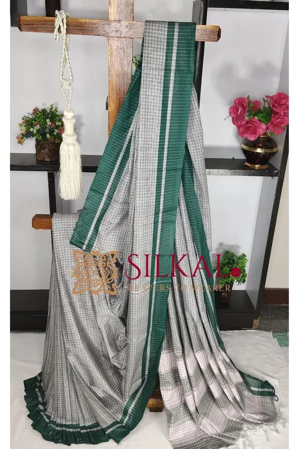 Patteda_Anchu_Checks_With_Plain_Border_Saree_SKL03684
