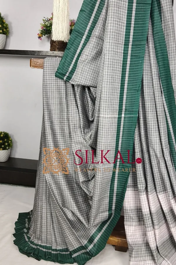 Patteda_Anchu_Checks_With_Plain_Border_Saree_SKL03684