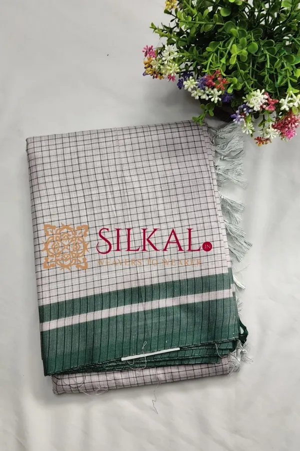 Patteda_Anchu_Checks_With_Plain_Border_Saree_SKL03685