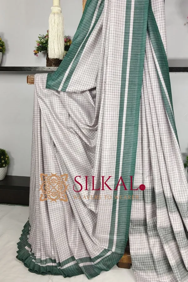 Patteda_Anchu_Checks_With_Plain_Border_Saree_SKL03685