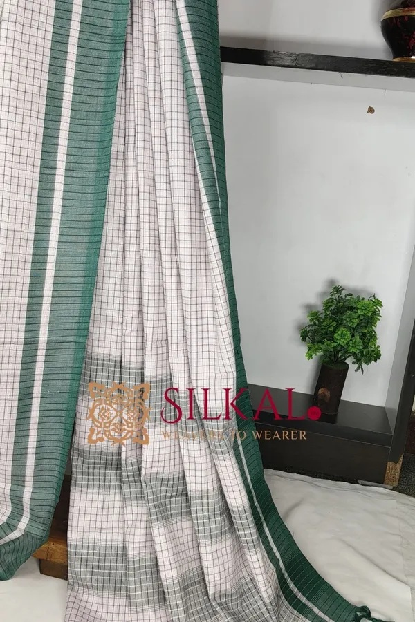 Patteda_Anchu_Checks_With_Plain_Border_Saree_SKL03685