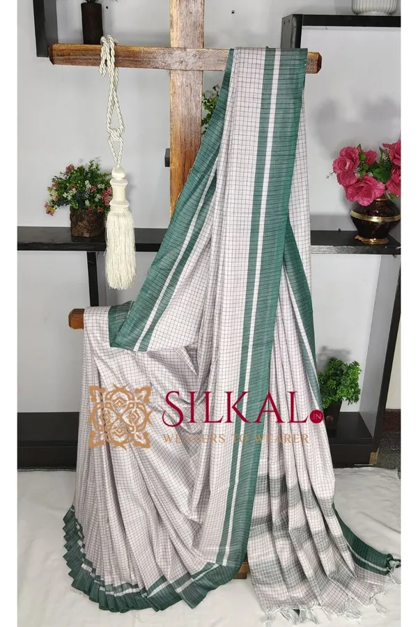 Patteda_Anchu_Checks_With_Plain_Border_Saree_SKL03685